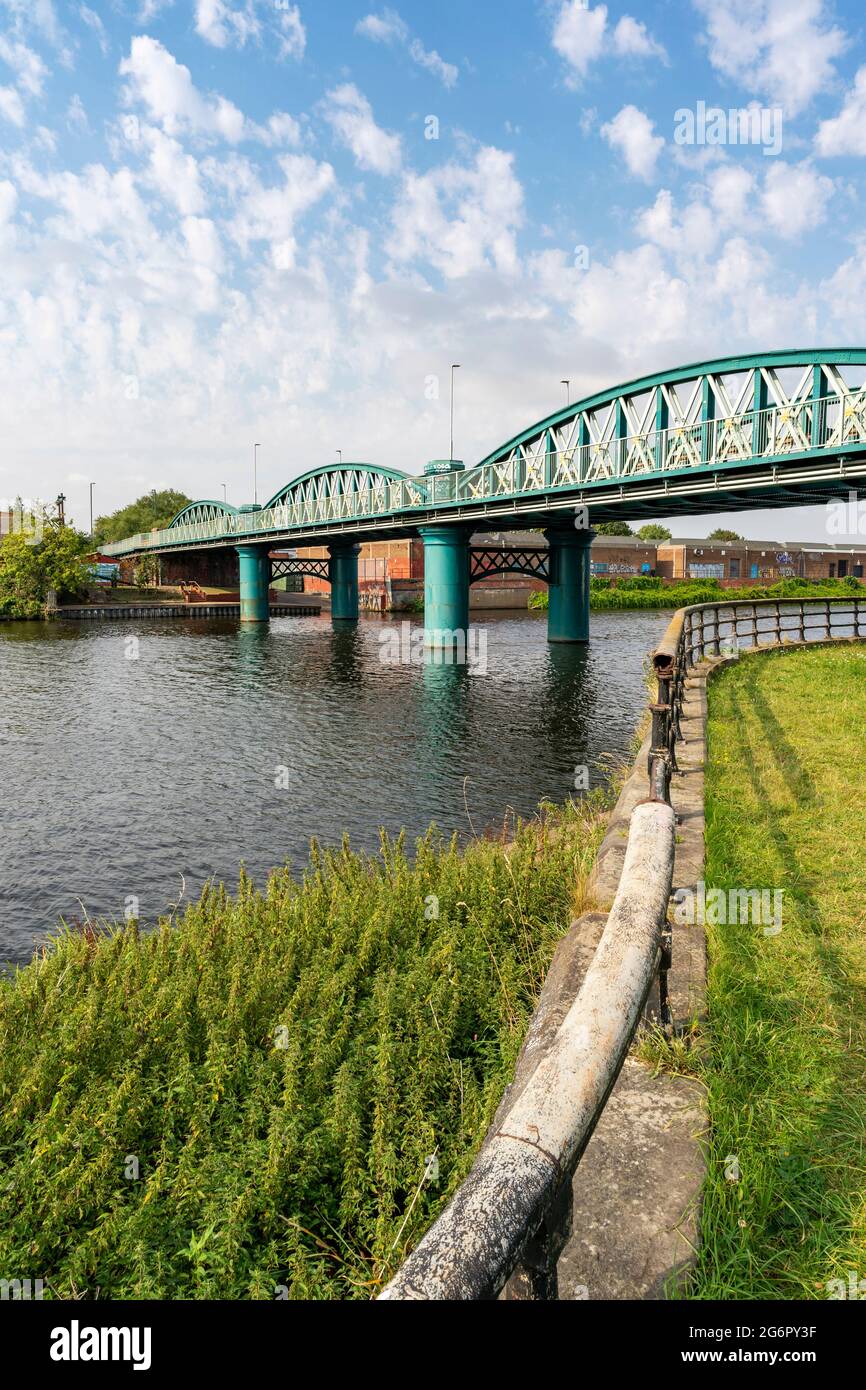 Porträtansicht der Lady Bay Bridge und des Flusses Trent, Nottingham, Nottinghamshire, Großbritannien Stockfoto