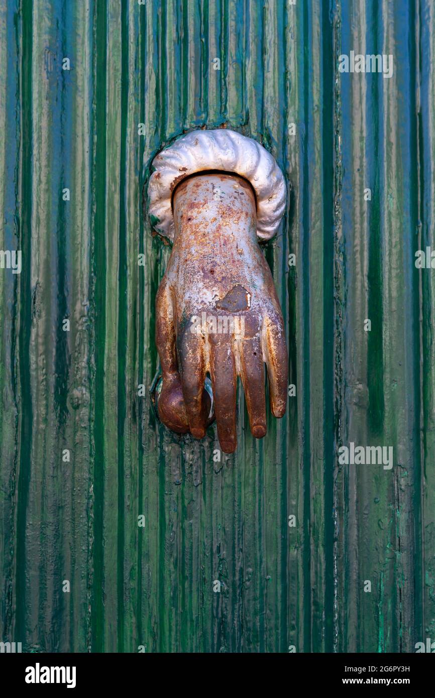 Porträtansicht eines traditionellen Türklopfers in Form einer Hand, die als Fatimahs Hand bezeichnet wird, Portugal Stockfoto