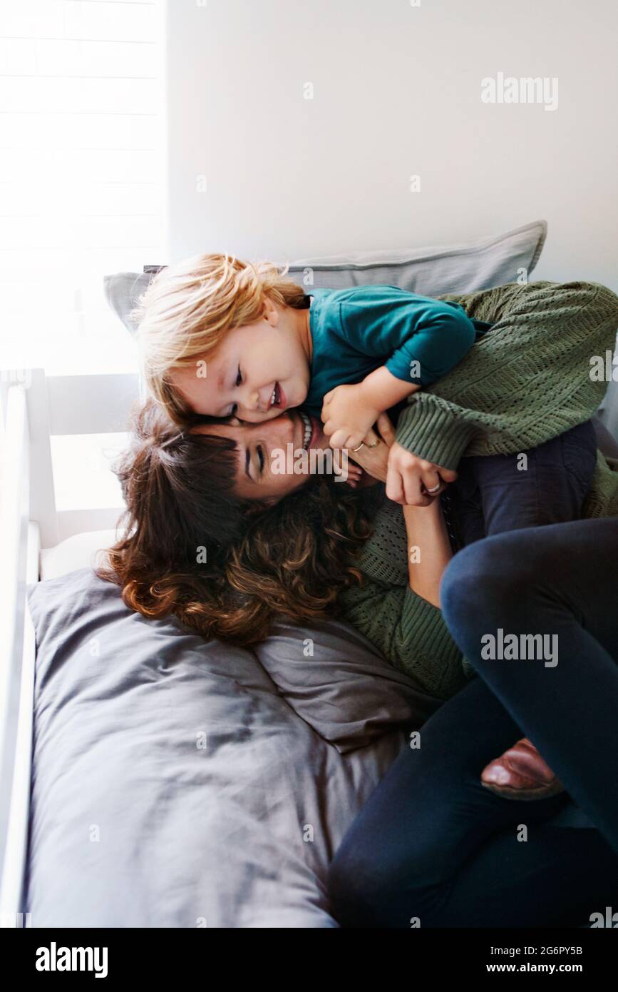 Eine kurze Aufnahme einer jungen Frau, die mit ihrem Sohn zu Hause viel Zeit verbringt Stockfoto