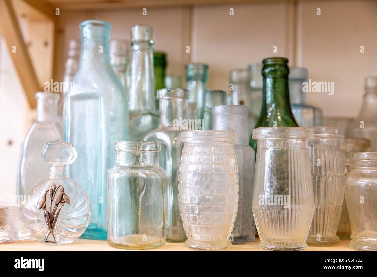 Alte Glasflaschen, ausgestellt in einem Antiquitätengeschäft (Hampton Court Emporium, East Molesay, UK) Stockfoto