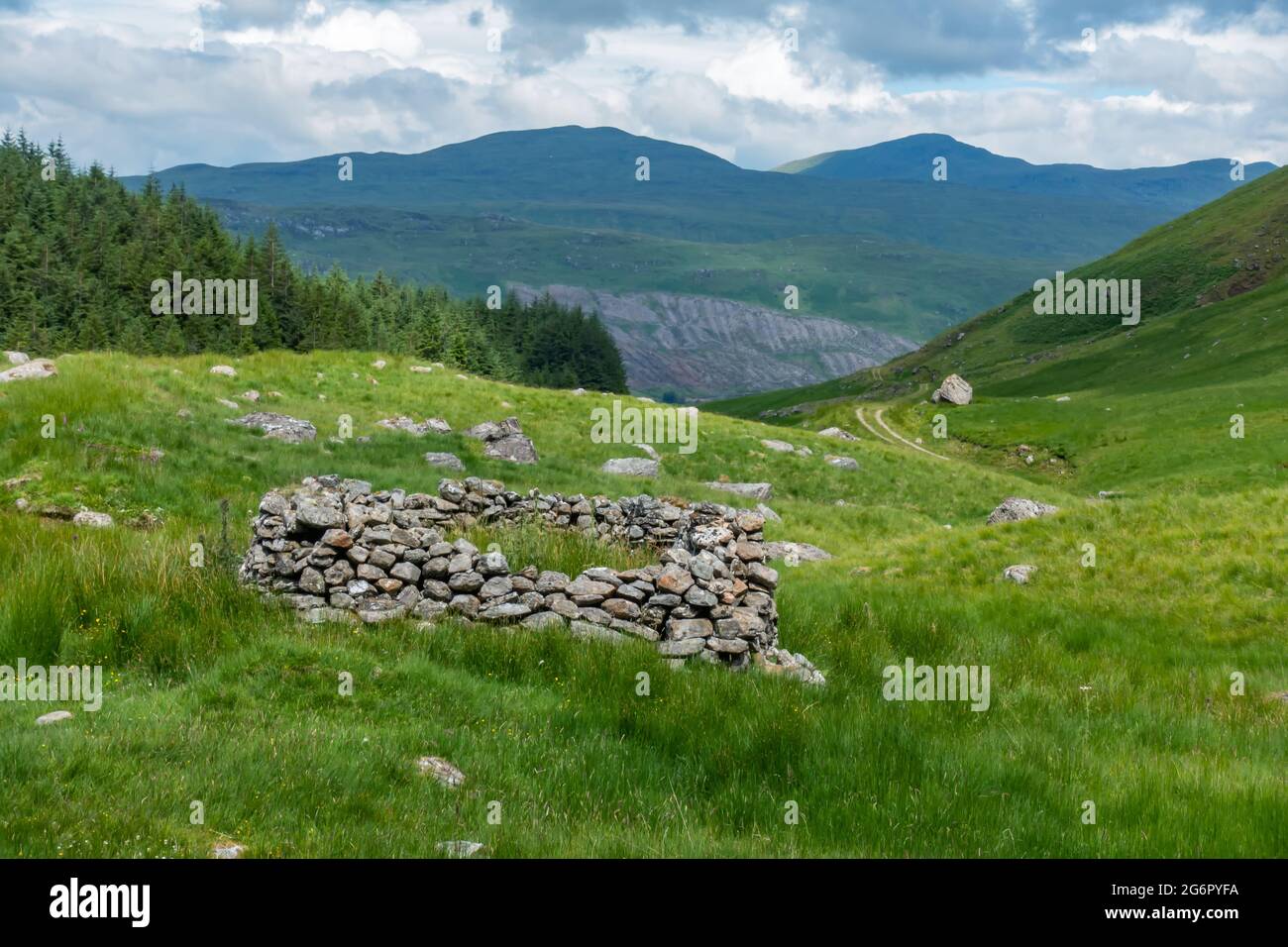 Ruine eines alten Steingebäudes im schottischen Hochland bei Crianlarich Stockfoto