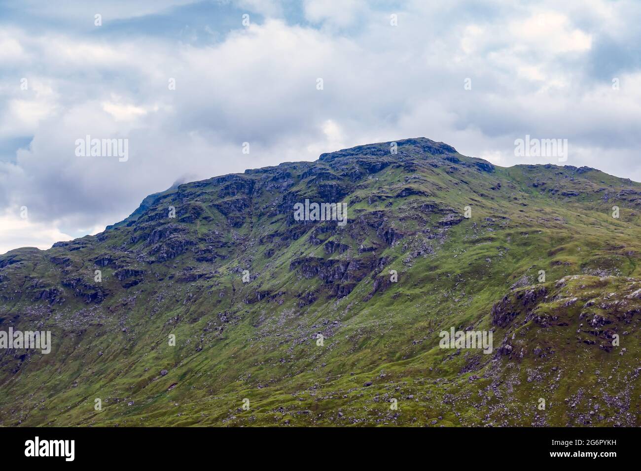 Der Berg von Stob Garbh bei Crainlarich, Schottland, von Benmore Glen aus gesehen Stockfoto