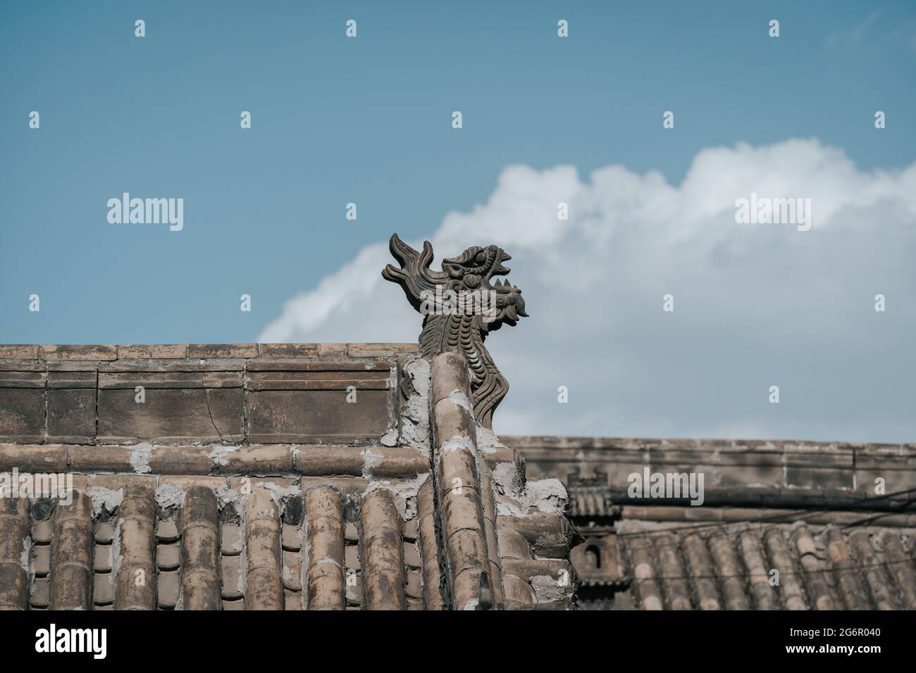 Chinesische alte traditionelle Gebäude Dachüberhänge mit drachenförmigen Steinschnitzereien Stockfoto