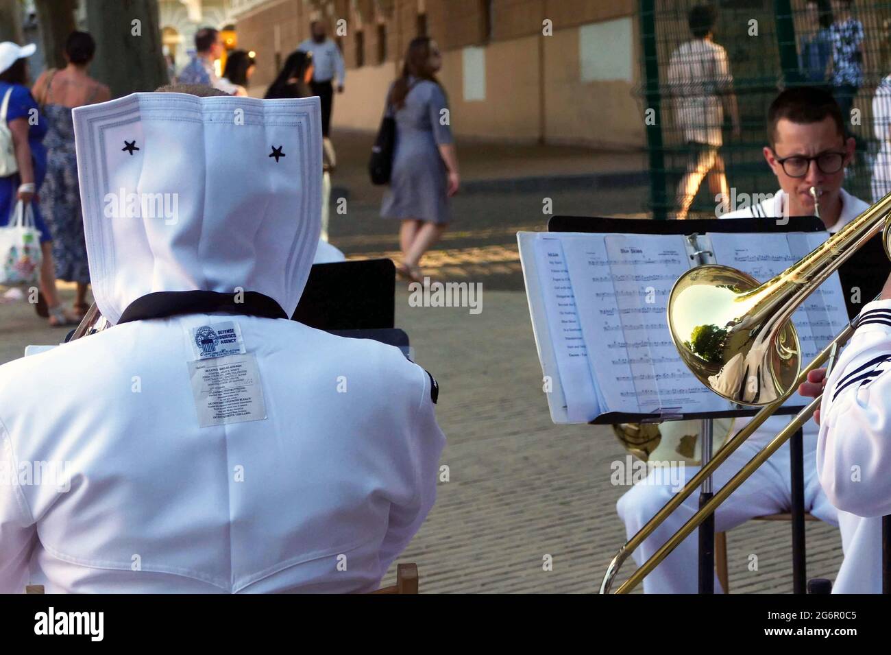 Non Exclusive: ODESA, UKRAINE - 6. JULI 2021 - Musiker des US Sixth Fleet Bläserquintetts treten auf dem Dumska-Platz, Odesa, Südukraine, auf. Stockfoto