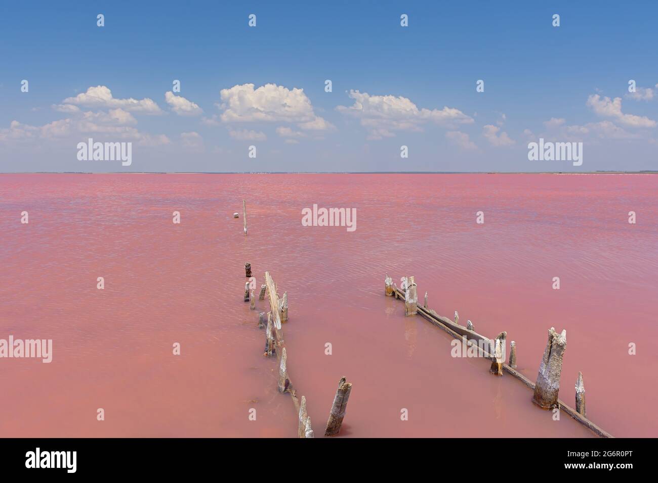 Rosa Salzsee Sasyk-Siwasch in Krim. Schöne Märchenlandschaft mit einem See und blauem Himmel mit Wolken und Menschen. Salzindustrie. Rosa Salz mit m Stockfoto