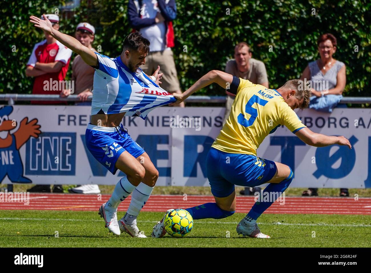 Nyborg, Dänemark. Juli 2021. Bashkim Kadrii (12) von ob und Andreas Maxso (5) von Broendby, WENN sie während eines Testmatches zwischen Odense Boldklub und Broendby IF im Nyborg Idraetspark in Nyborg gesehen wurden. (Foto: Gonzales Photo/Alamy Live News Stockfoto