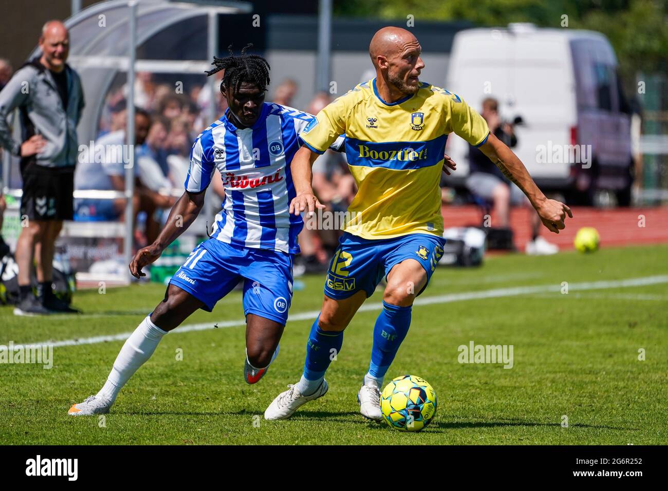 Nyborg, Dänemark. Juli 2021. Michael Lumb (12) von Broendby IF und Emmanuel Sabbi (11) von ob während eines Testmatches zwischen Odense Boldklub und Broendby IF im Nyborg Idraetspark in Nyborg. (Foto: Gonzales Photo/Alamy Live News Stockfoto