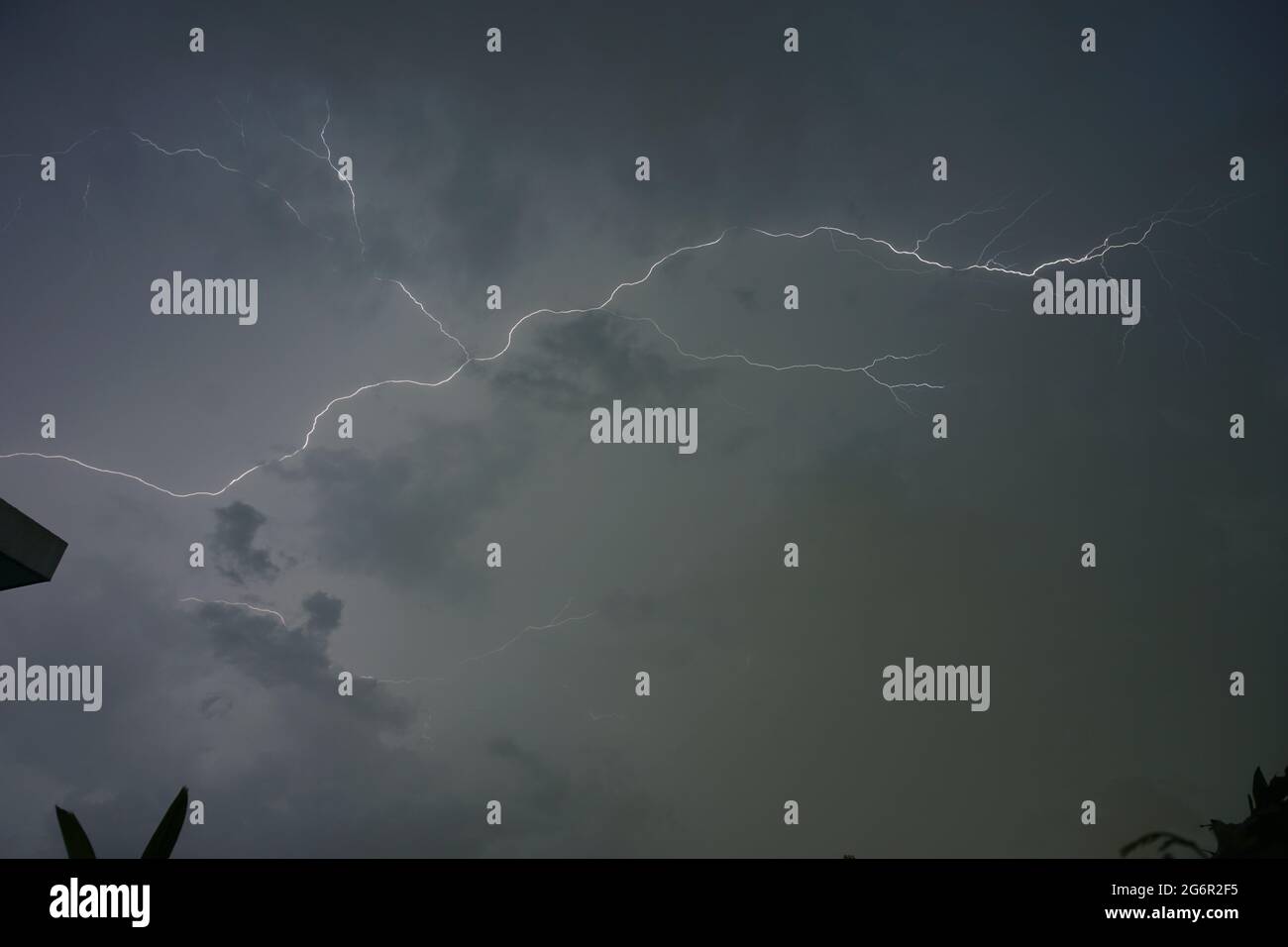 Elektrisierende Aufnahme eines Blitzes in der stadt in der stadt Stockfoto