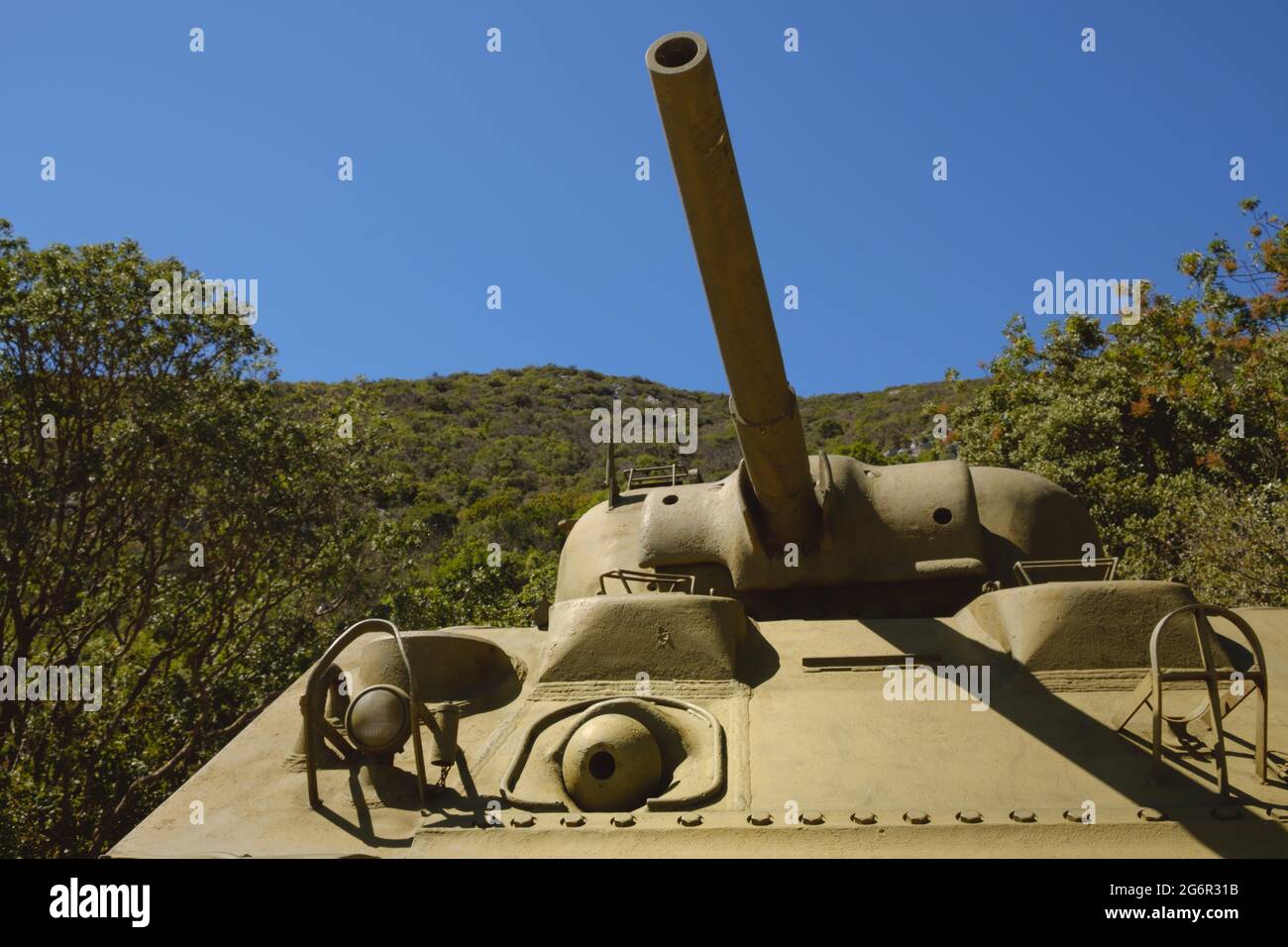 Amerikanischer Panzer des Zweiten Weltkriegs mit im Hintergrund dem Fallout-Schutzraum Monte Soratte von Sant'Oreste, Rom, Italien Stockfoto