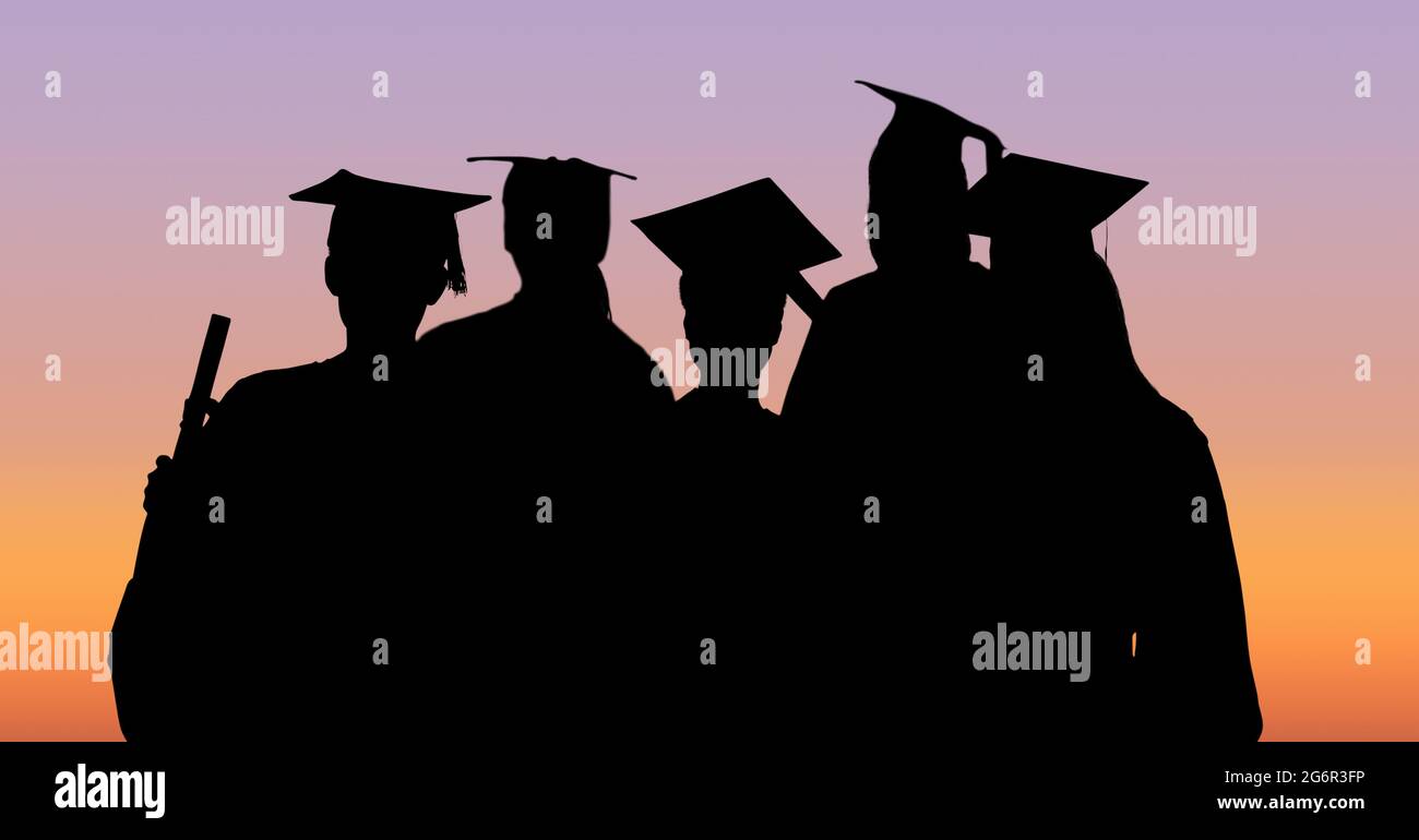 Komposition von Silhouetten von Absolventen in Mützen und Kleidern gegen den Sonnenuntergang Stockfoto