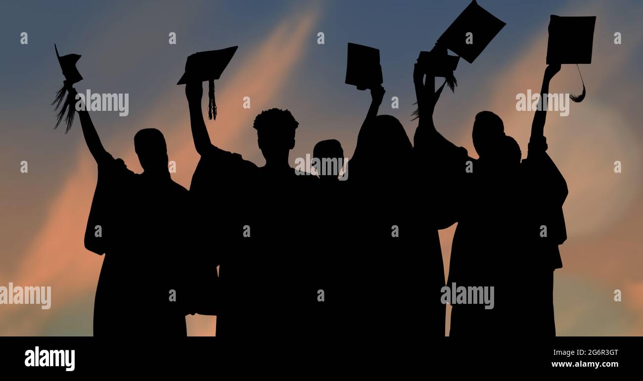 Komposition von Silhouetten von Studenten mit Abschlussjahrgängen in Kappen, die die Kappen gegen den Sonnenuntergang halten Stockfoto
