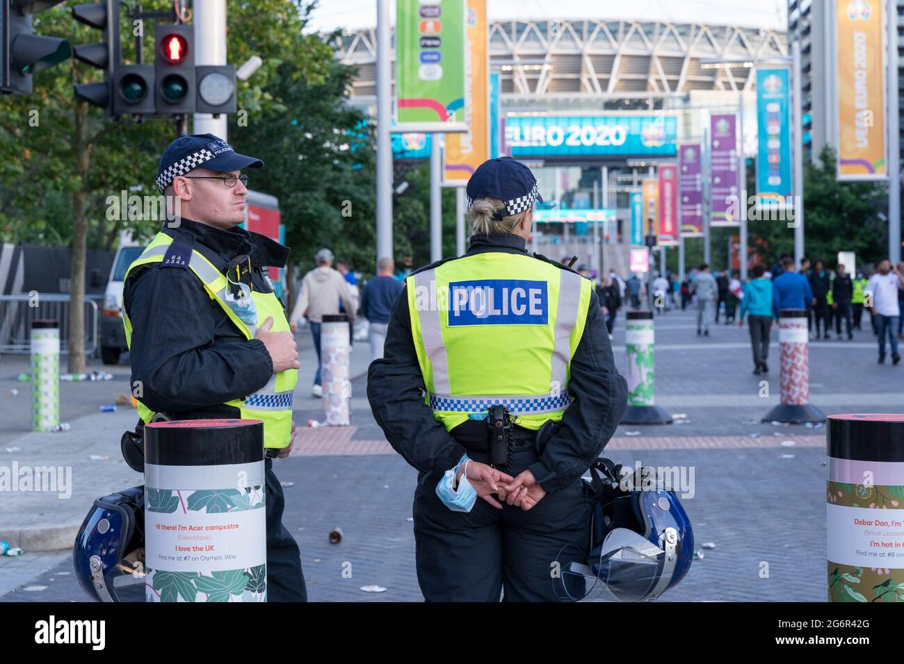 Polizeibeamte patrouillieren auf der Straße vor dem Wembley-Stadion während des Spiels zwischen England und dem Denmak-Halbfinale, London, England, Großbritannien Stockfoto