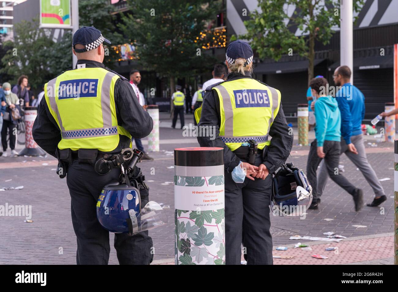 Polizeibeamte patrouillieren auf der Straße vor dem Wembley-Stadion während des Spiels zwischen England und dem Denmak-Halbfinale, London, England, Großbritannien Stockfoto