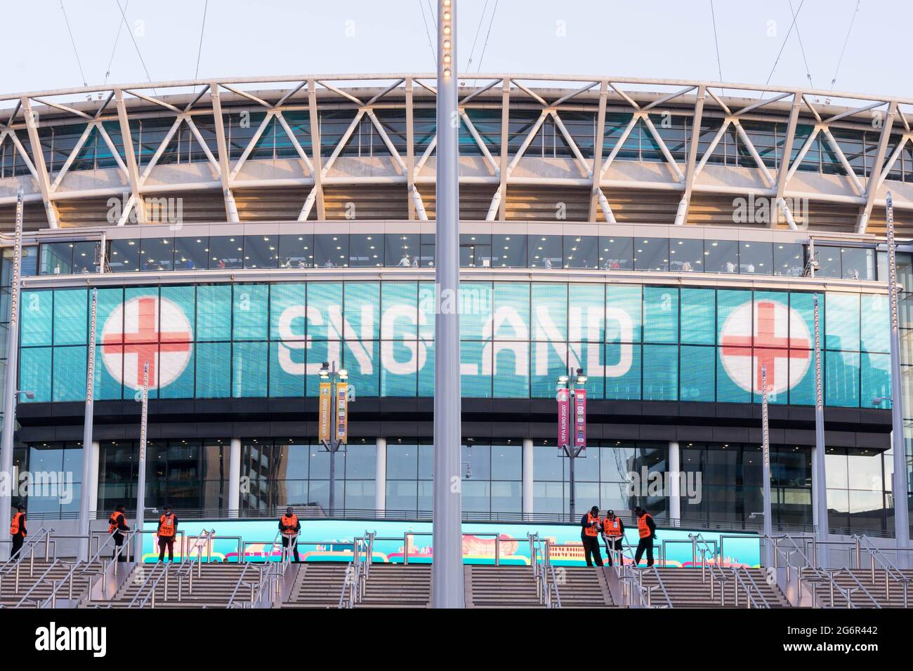 Wort des Teams England und seine Flagge projizierten auf riesigen LED-Bildschirm am Eingang zum Wembley-Stadion, London Stockfoto