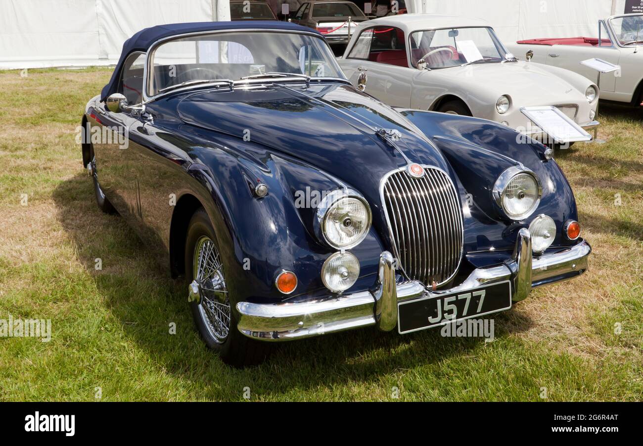 Drei Viertel Vorderansicht eines Jaguar XK150S aus dem Jahr 1958, ausgestellt auf der London Classic Car Show 2021 Stockfoto