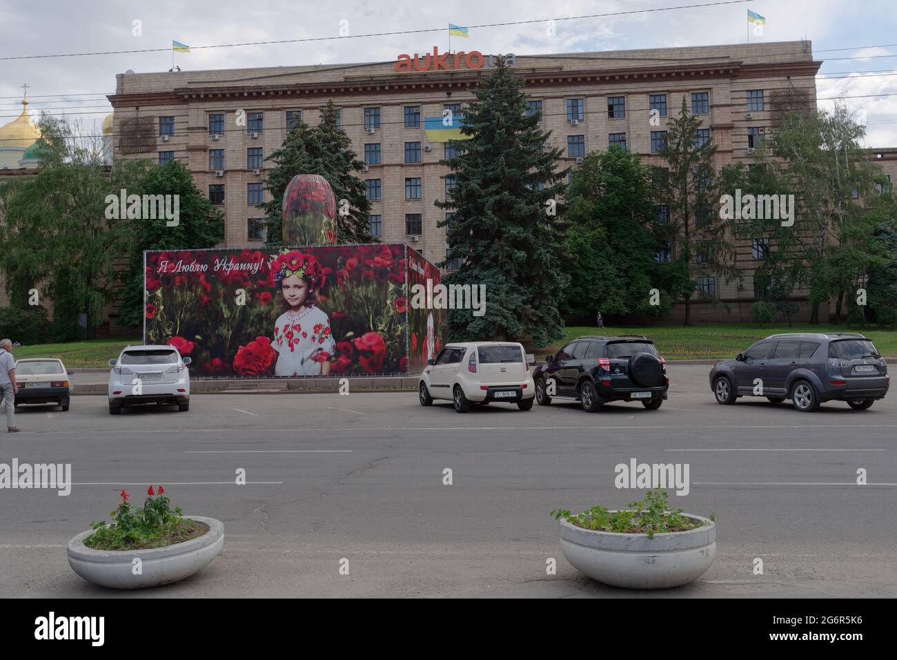 Dnepropetrovsk, Ukraine - 24. Mai 2014: Improvisiertes Denkmal für die gefallenen Euromaidan-Teilnehmer an der Stelle, an der das Denkmal für Wladimir Lenin vom 1957. Bis zum 22. Februar 2014 stand, als Euromaidan-Anhänger es zerstörten. Auf der Rückseite befindet sich das Gebäude des ukrainischen Eisenmetallurgieministeriums Stockfoto