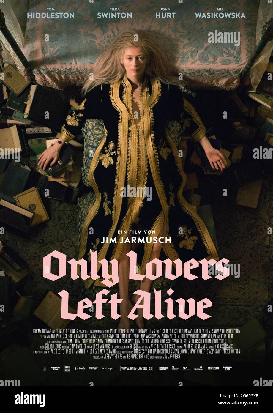 Only Lovers Left Alive (2013) unter der Regie von Jim Jarmusch mit Tilda Swinton, Tom Hiddleston, Mia Wasikowska und Anton Yelchin. Ein deprimierter Vampir-Reifen des Lebens vereint sich mit seinem langjährigen Vampir-Liebhaber, komplett mit einem meisterhaften Einsatz von Locations und Musik. Stockfoto