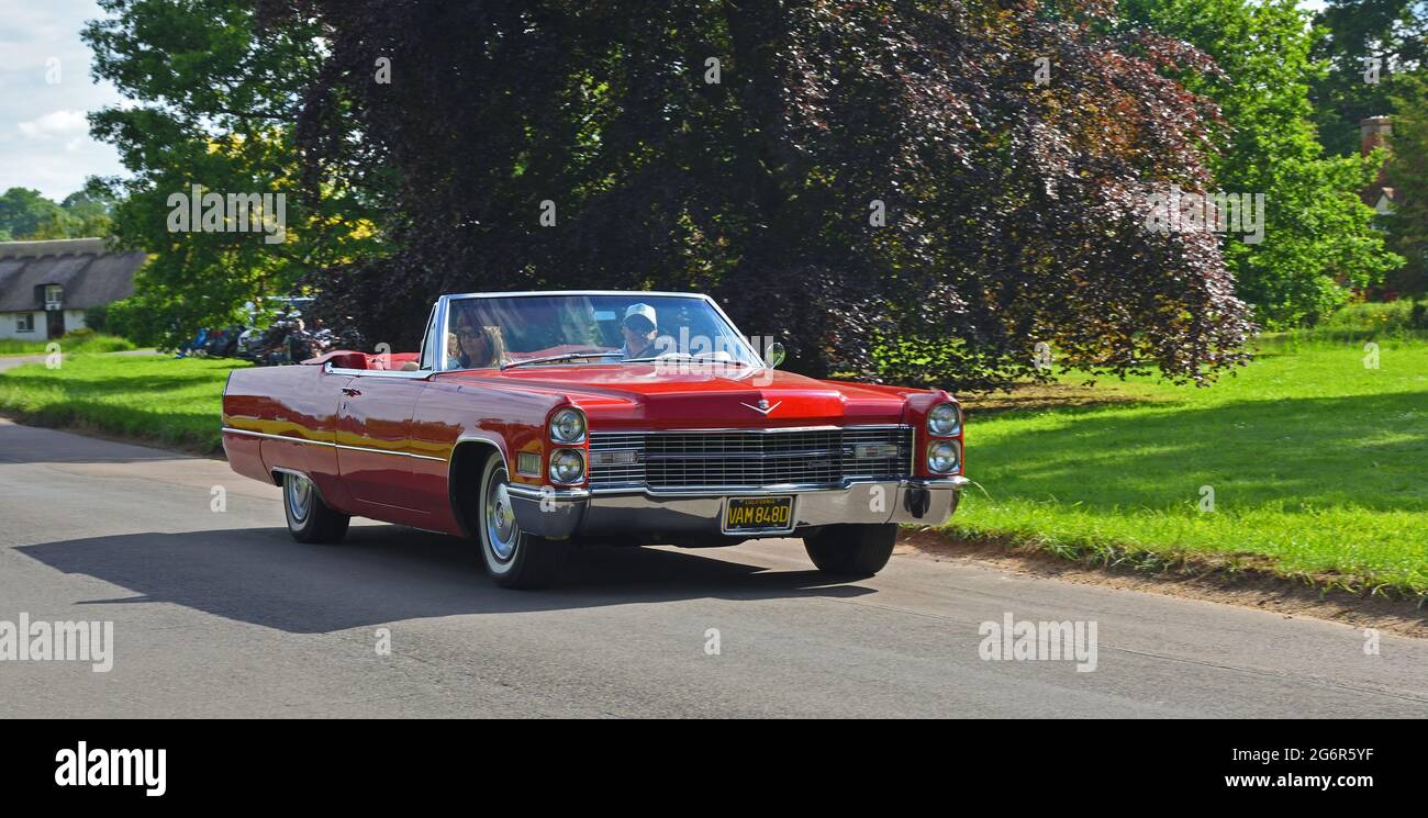 Classic Red Cadillac Eldorado Cabriolet wird durch Dorf fahren. Stockfoto