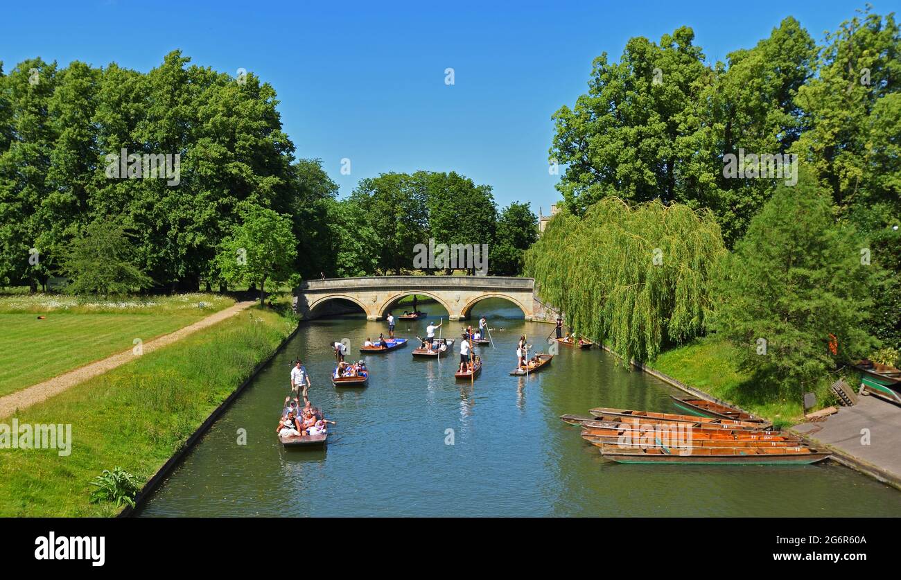 Menschen in Punts Stanzen auf dem Fluss Cam in Cambridge. Stockfoto