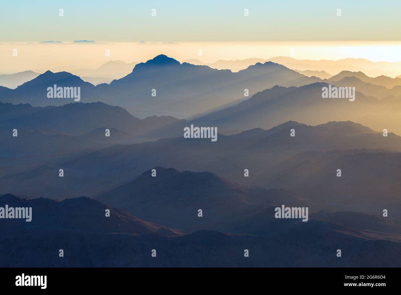 Erstaunlich Sonnenaufgang am Berg Sinai, schöne Dämmerung in Ägypten, schöne Aussicht vom Berg Stockfoto