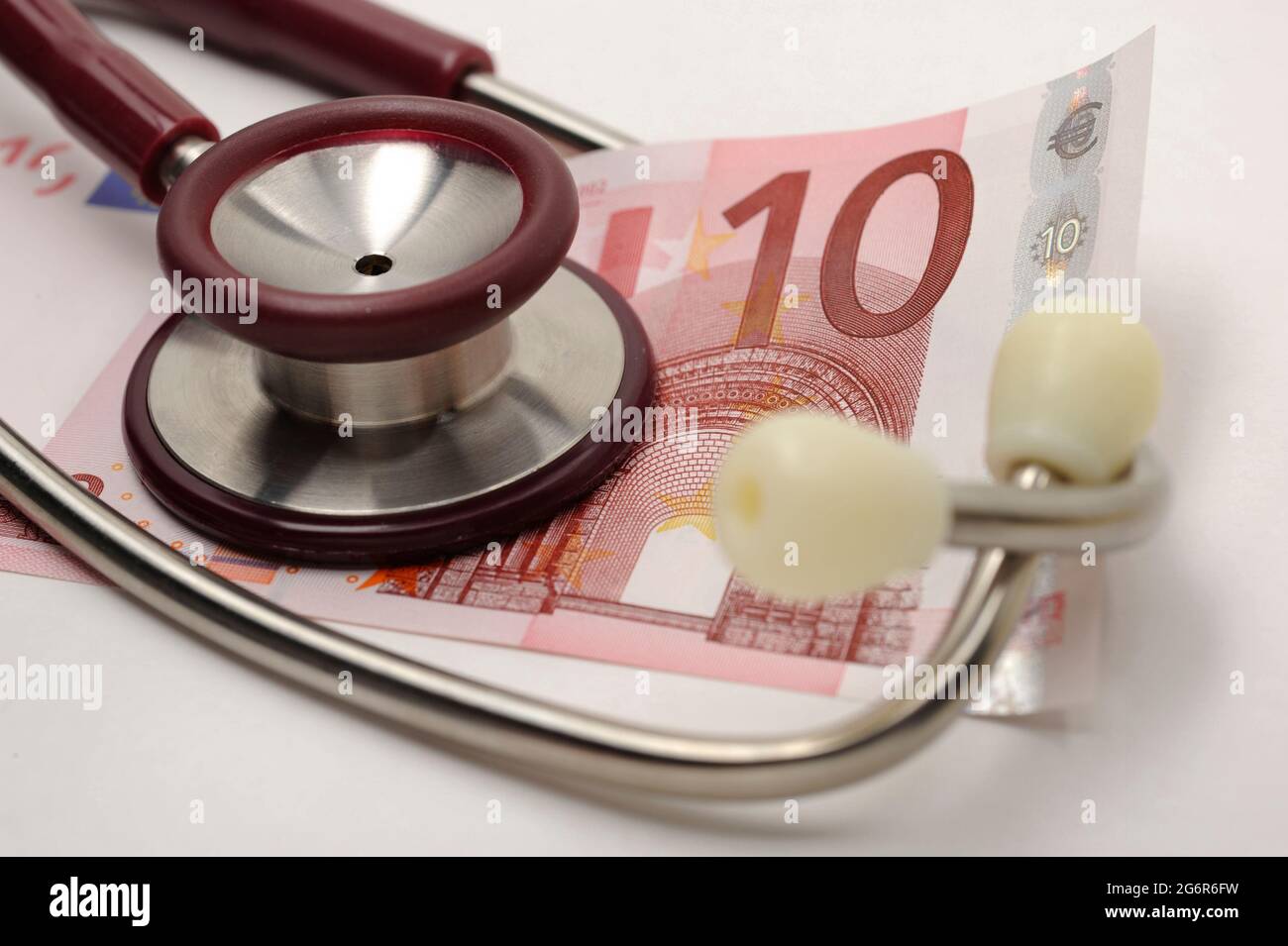 Kosten und Einnahmen im Gesundheitssektor mit Euro-Banknoten und Stethoskop Stockfoto