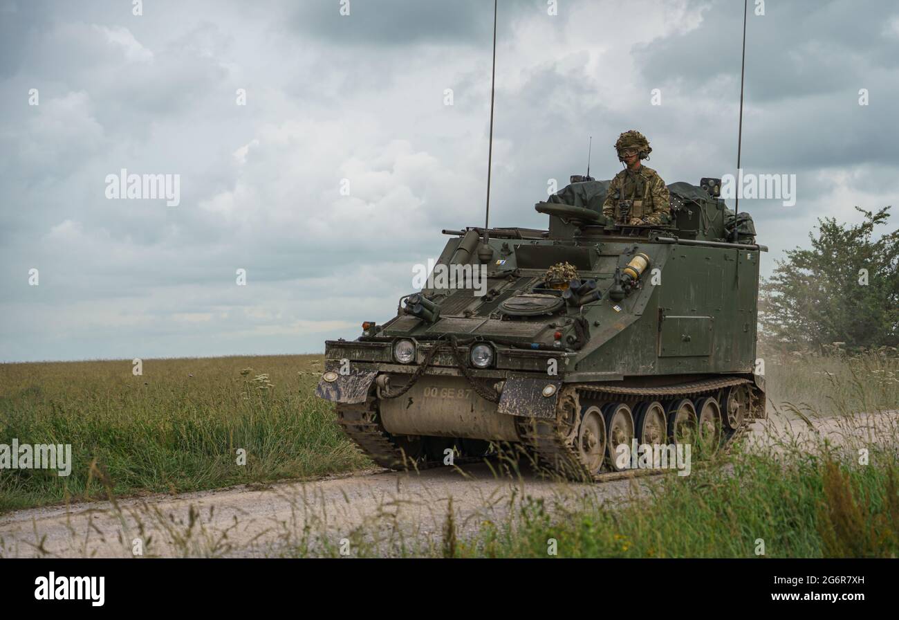 Britische Armee CVRT FV105 Sultan Kommando und Kontrollfahrzeug in Aktion auf Salisbury Plain, Großbritannien Stockfoto