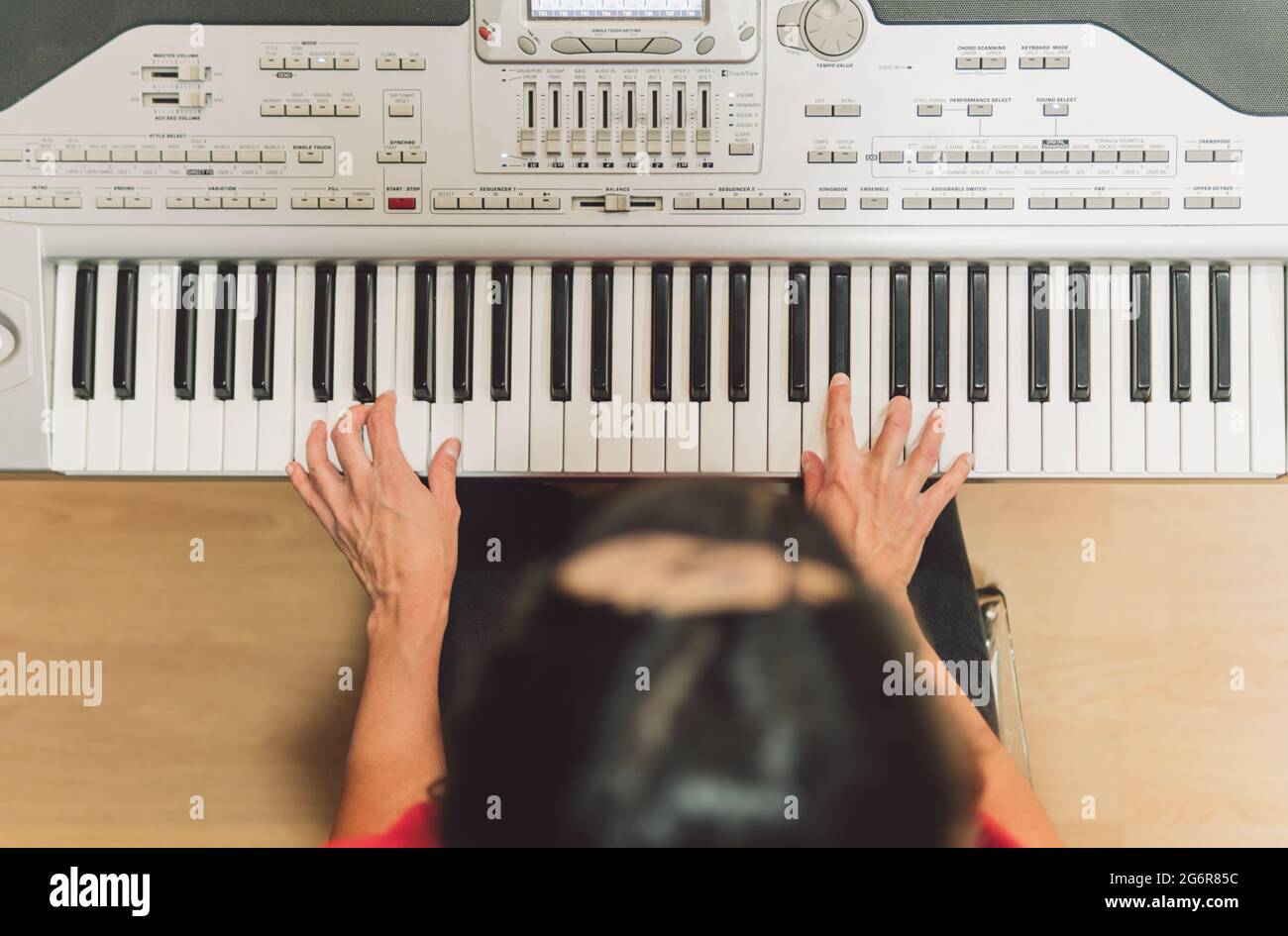 Luftaufnahme einer Frau, die elektronisches Klavier spielt Stockfoto