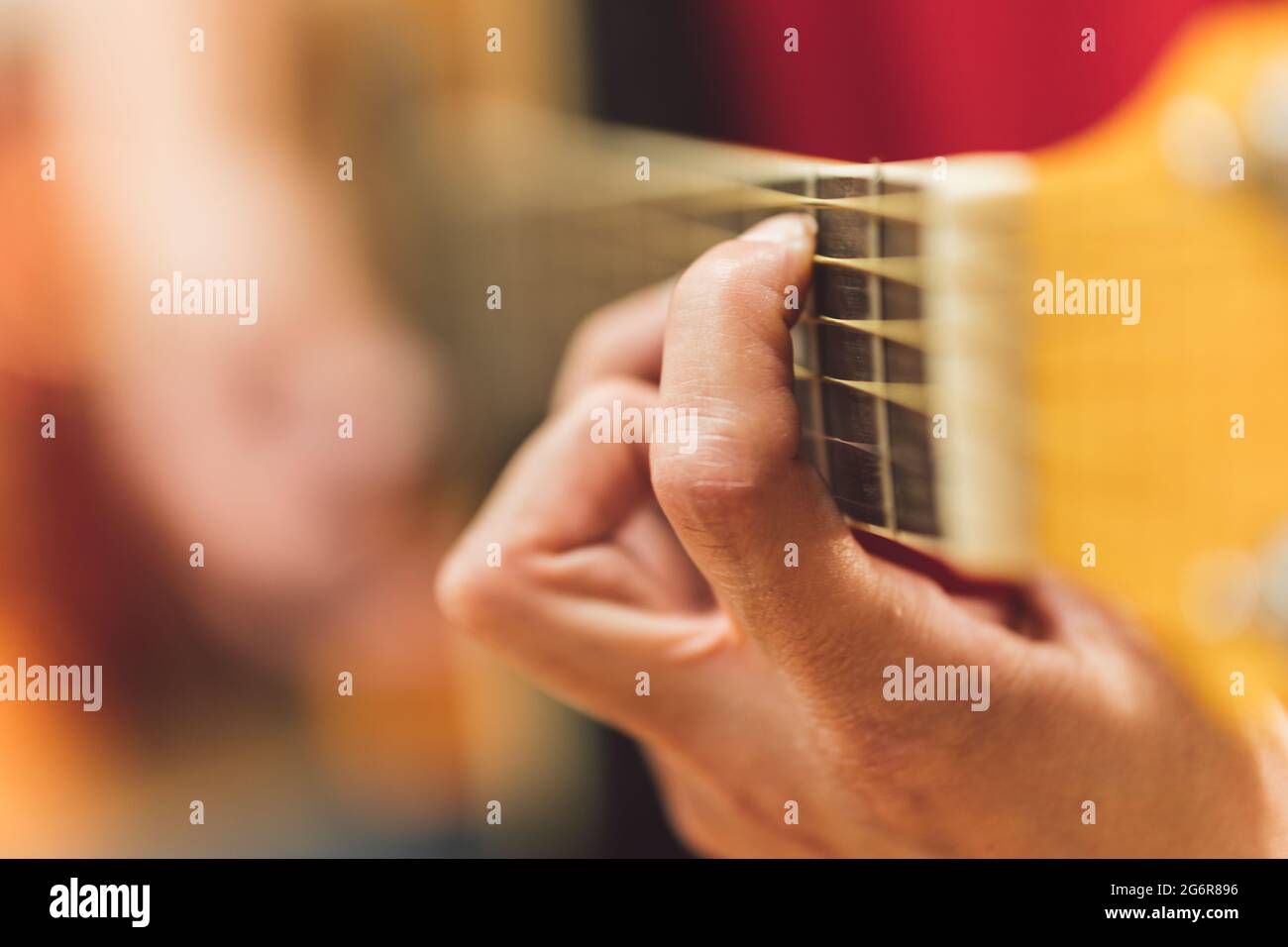 Person, die eine klassische Gitarre spielt Stockfoto