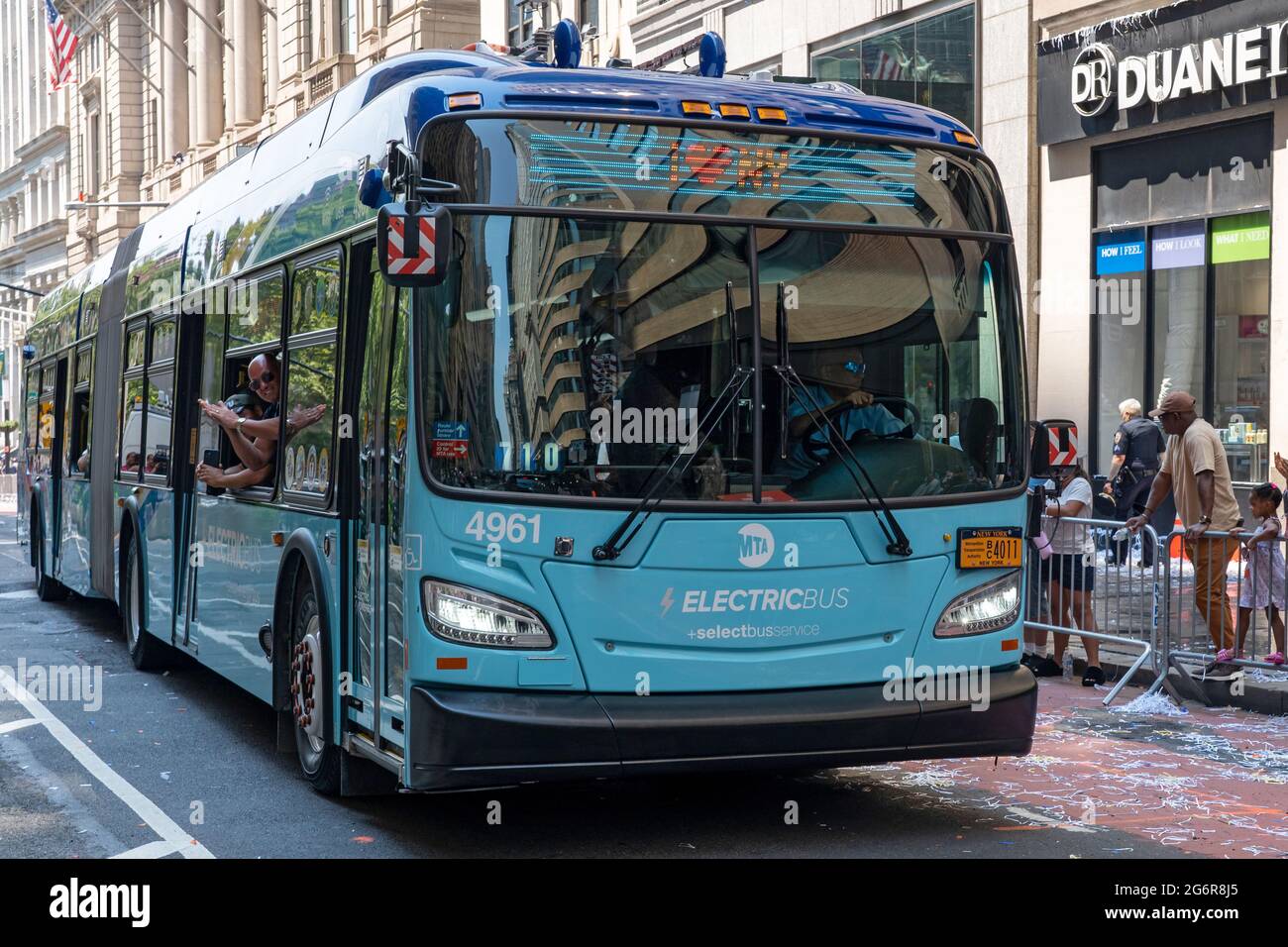 New York, Usa. Juli 2021. MTA-Mitarbeiter fahren während der Ticker Tape Parade der „Hometown Heroes“ in New York City mit einem neuen, komplett elektrisch angetriebenen Bus.im Canyon of Heroes in Manhattan werden Gesundheitsarbeiter, Ersthelfer und wichtige Mitarbeiter für ihren Dienst während der Pandemie Covid-19 geehrt. (Foto von Ron Adar/SOPA Images/Sipa USA) Quelle: SIPA USA/Alamy Live News Stockfoto