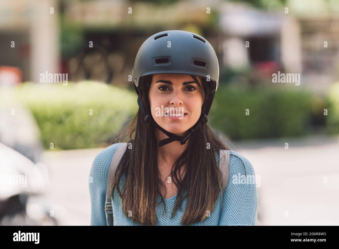 Portrt einer jungen Frau, die einen Fahrradhelm im Freien trgt  Stockfotografie - Alamy