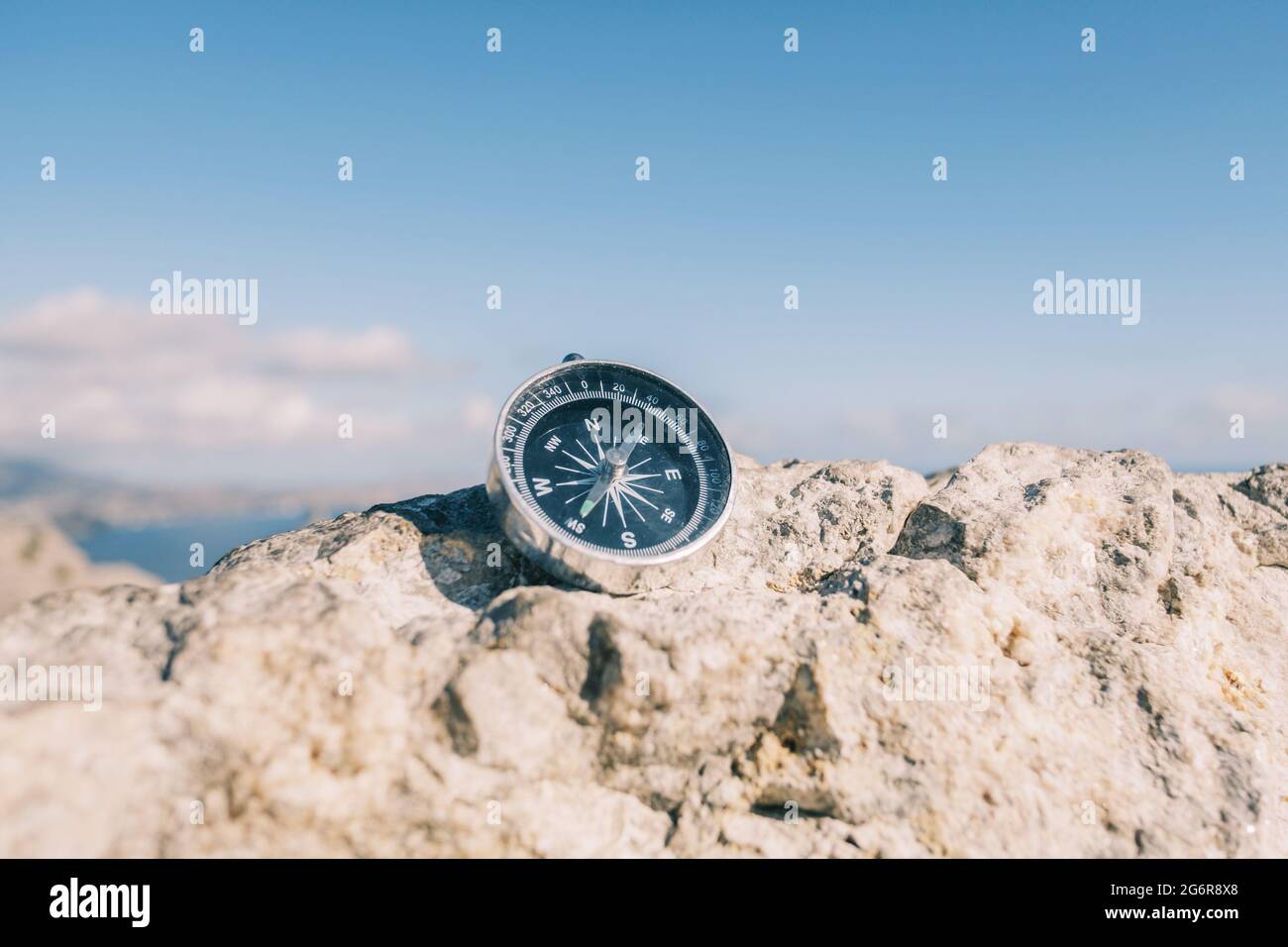 Nahaufnahme des Kompasses auf einer Bergspitze. Stockfoto