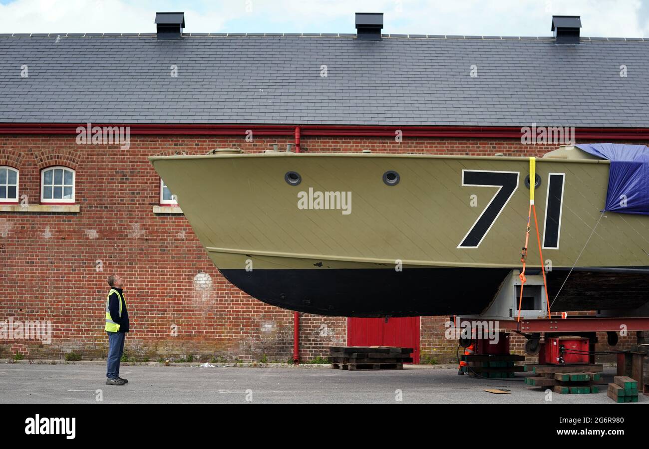 Nick Hewitt, Head of Research & Collections am National Museum of the Royal Navy, Blickt auf das historische Motor-Torpedo-Boot MTB 71 aus dem Zweiten Weltkrieg, nachdem es vor der neuen Ausstellung der Küstenstreitkräfte, die im Herbst eröffnet wird, im Explosionsmuseum der Royal Navy (NMRN) in Gosport angekommen ist. Bilddatum: Donnerstag, 8. Juli 2021. Stockfoto