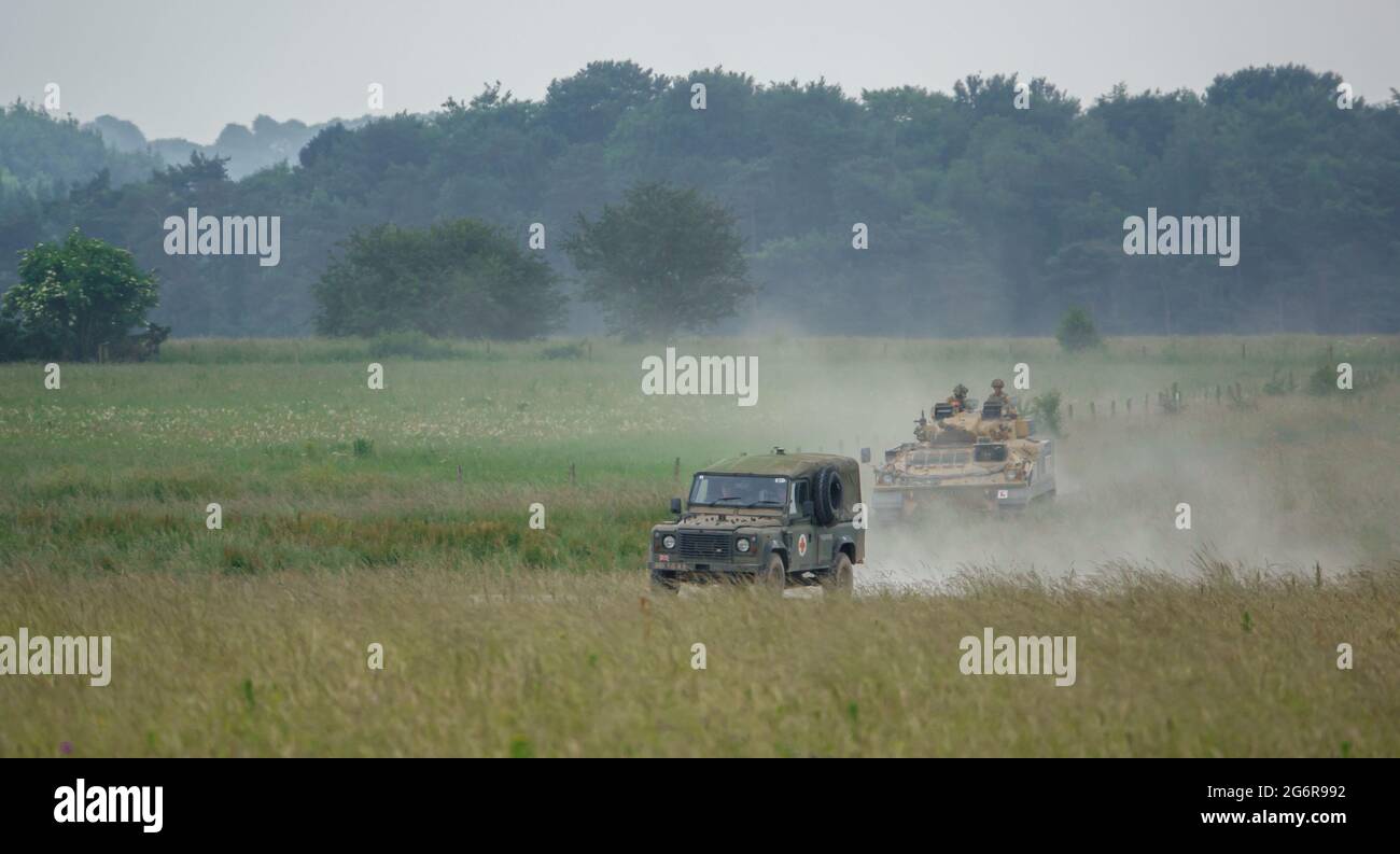 britische Armee FV510 Krieger leichte Infanterie Kampffahrzeug und eine Armee Land Rover Defender auf Manöver auf Salisbury Plain, Wiltshire Stockfoto