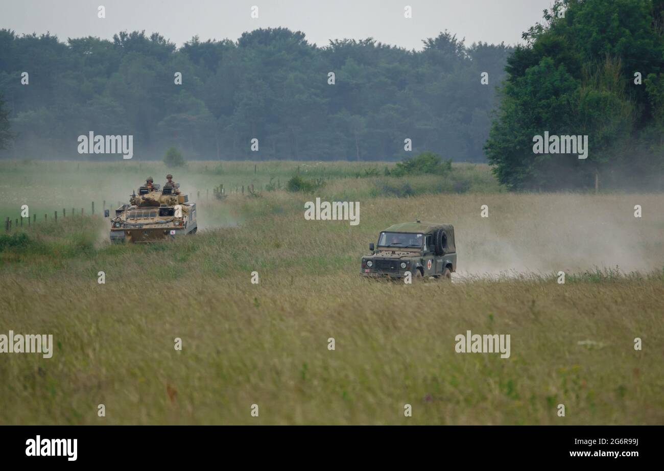 britische Armee FV510 Krieger leichte Infanterie Kampffahrzeug und eine Armee Land Rover Defender auf Manöver auf Salisbury Plain, Wiltshire Stockfoto