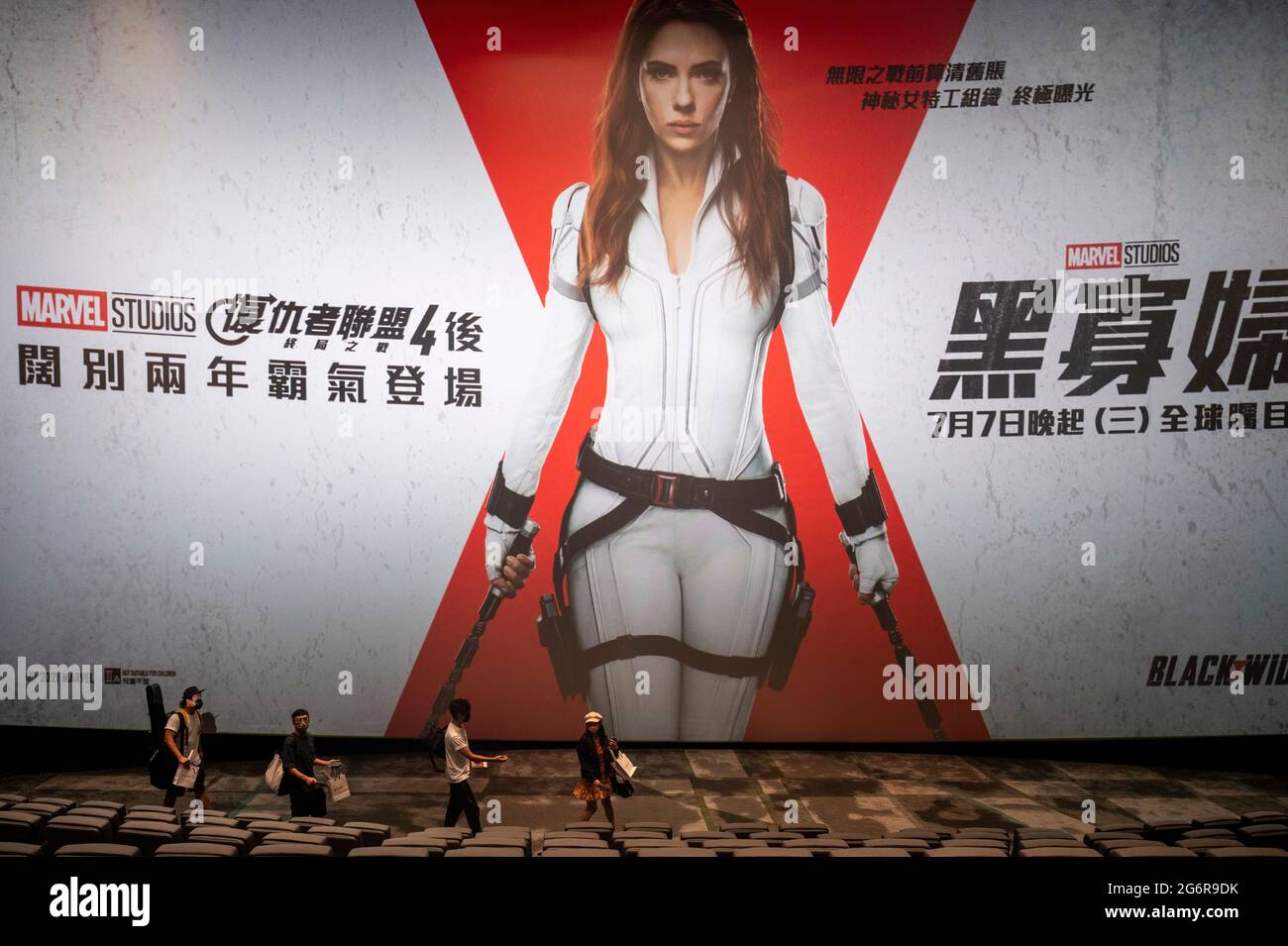 Zuschauer besuchen Disney's und Marvel Studios Filmvorführung von Black Widow, gespielt von Scarlett Johansson, in einem Kino in Hongkong. (Foto von Budrul Chukrut / SOPA Images/Sipa USA) Stockfoto