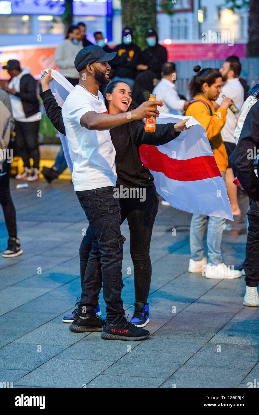 London, Großbritannien. Juli 2021. Ein Paar tanzt unter Fußballfans im Londonís West End, während sie feiern, dass England beim Halbfinale der UEFA Euro 2020 gegen Dänemark schlägt. Kredit: SOPA Images Limited/Alamy Live Nachrichten Stockfoto