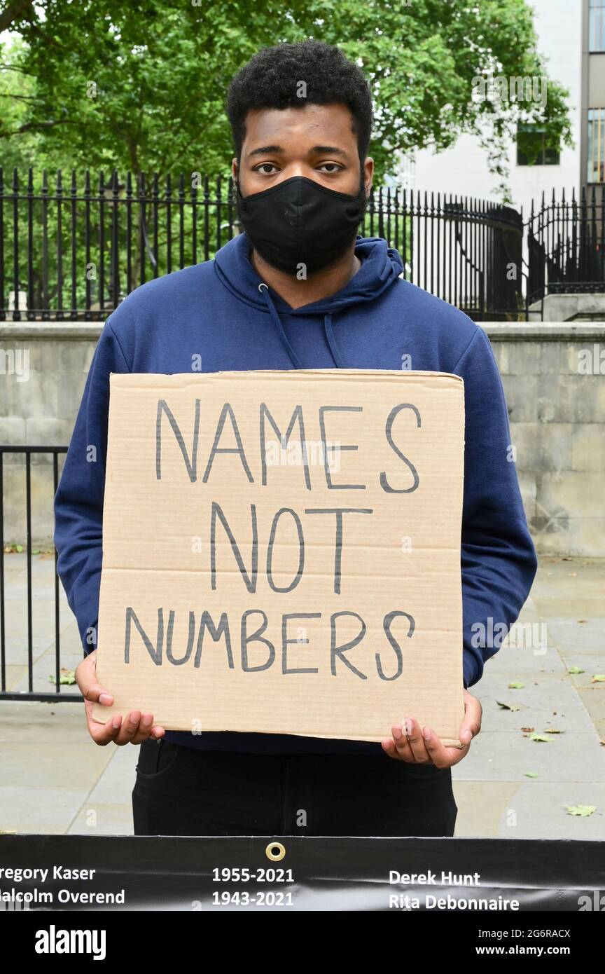 Namen Und Keine Zahlen Protestieren. Names Not Numbers ist eine Organisation, die sich an die aufgrund von Regierungsnachlässigkeit und mangelndem Handeln während der COVID-19-Krise verloren gegangenen Personen erinnern und sich für diese einsetzen will.der Protest fand gegenüber der Downing Street, Whitehall, London, statt. VEREINIGTES KÖNIGREICH Stockfoto