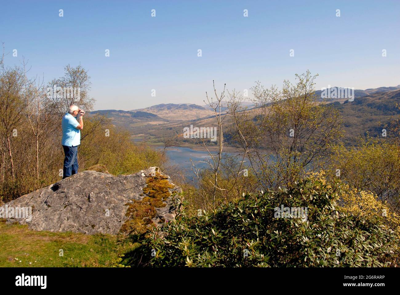 Mann, der die Aussicht am Tighnabruaich ViewPoint, Argyll & Bute, Schottland, fotografiert Stockfoto
