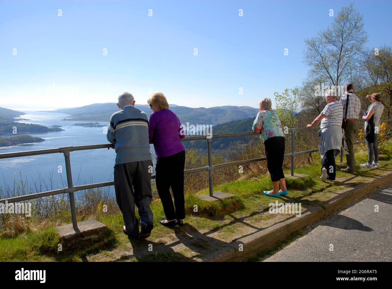 Gruppe von Leuten am Tighnabruaich ViewPoint, Argyll & Bute, Schottland Stockfoto