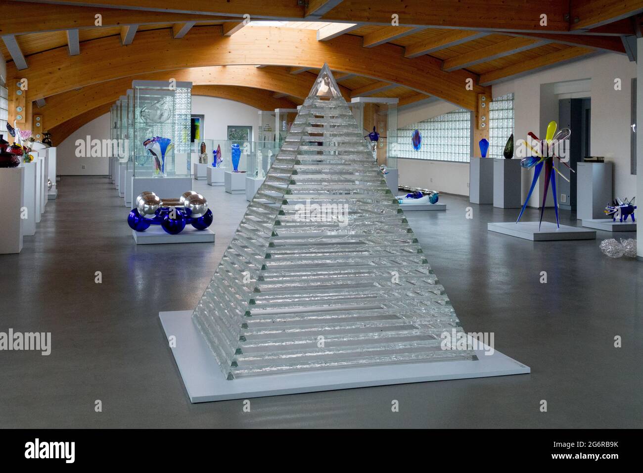 Novy Bor, Tschechische Republik, Novotny Glass Museum, das sich auf zeitgenössische Kunst konzentriert, innen Stockfoto