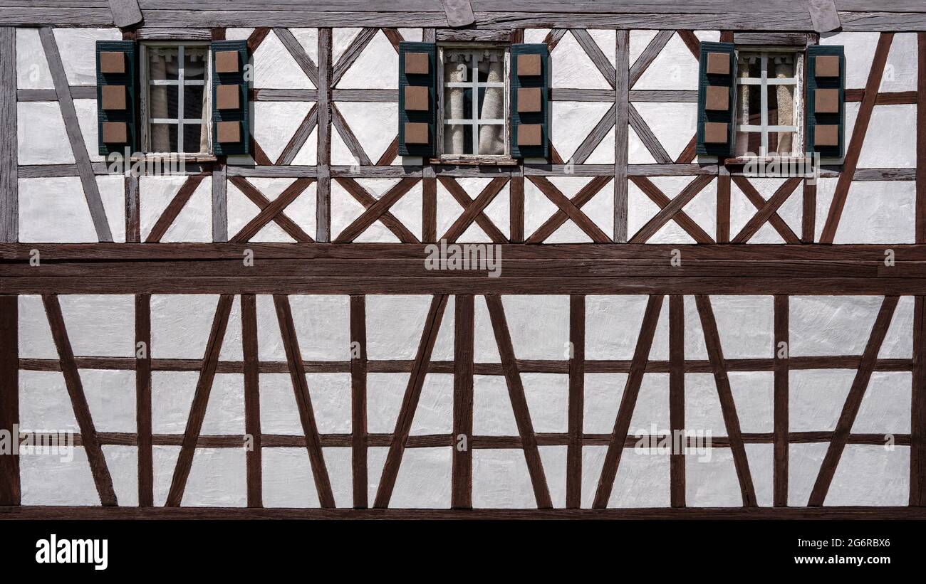Altes Modellgebäude, Fachwerkhaus-Fassade mit drei Fenstern Stockfoto