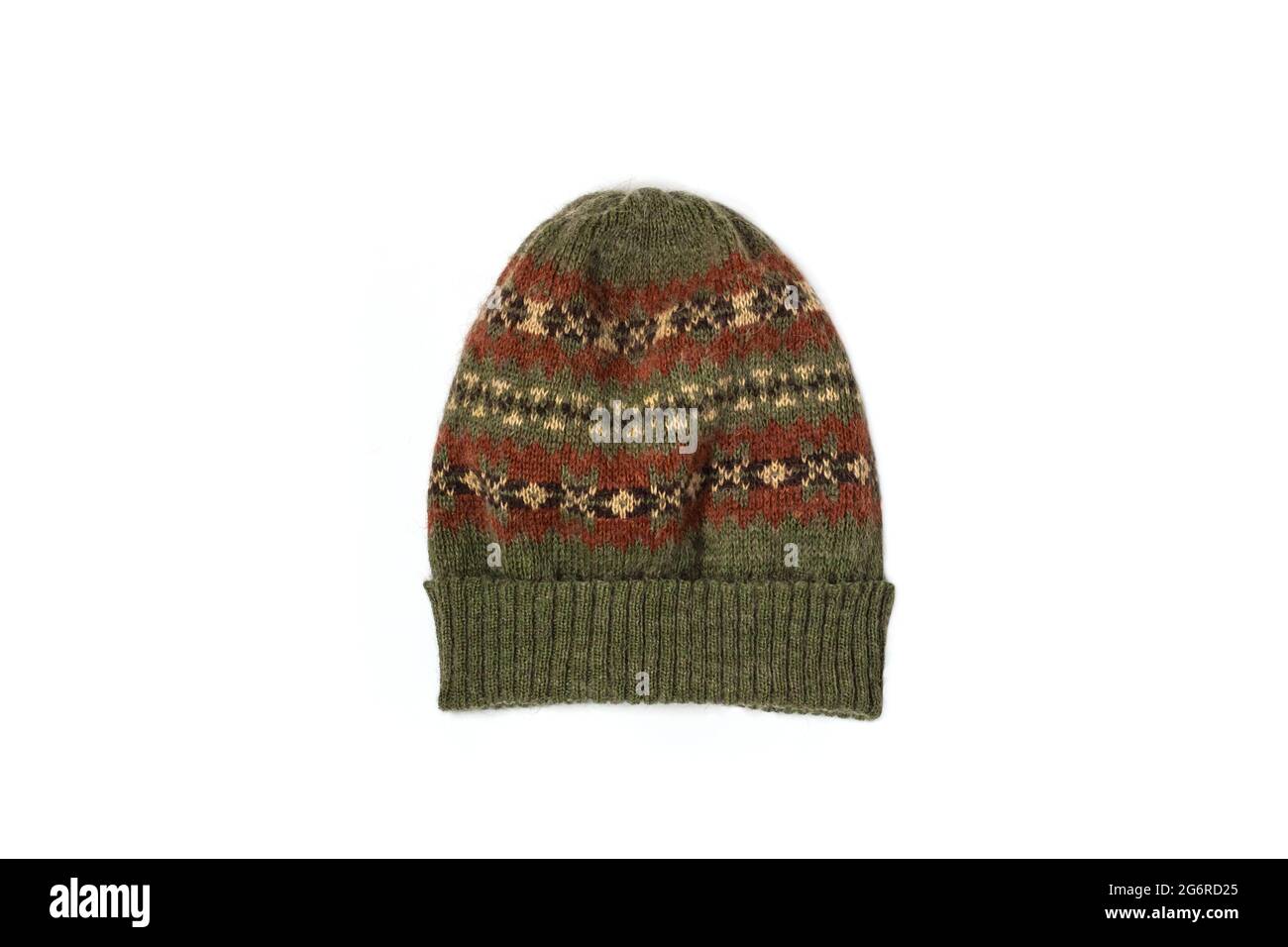 Warme bunte Wolle gestrickte Mütze Hut mit Ornamenten isoliert auf weißem Hintergrund. Winter-Flatlay, Draufsicht, Modell für Marken, Kopierfläche. Shoppi Stockfoto