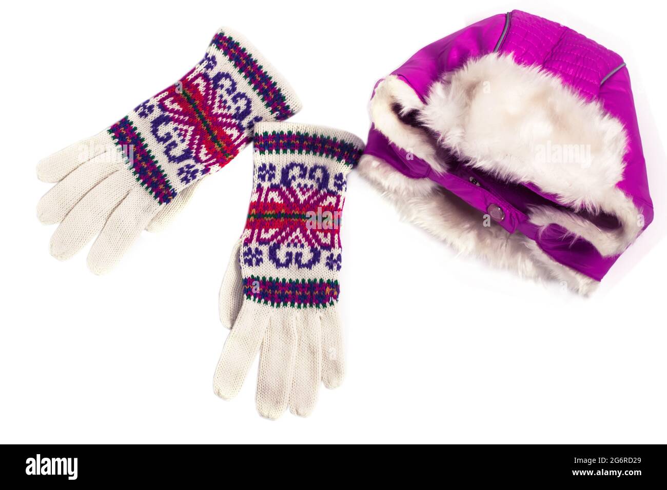 Winter-Flatlay, warmer lila Hut mit Ohrenklappen und bunten Wollgestrickten Handschuhen auf weißem Hintergrund. Draufsicht, Modell für Markenname, Platz zum Kopieren. S Stockfoto