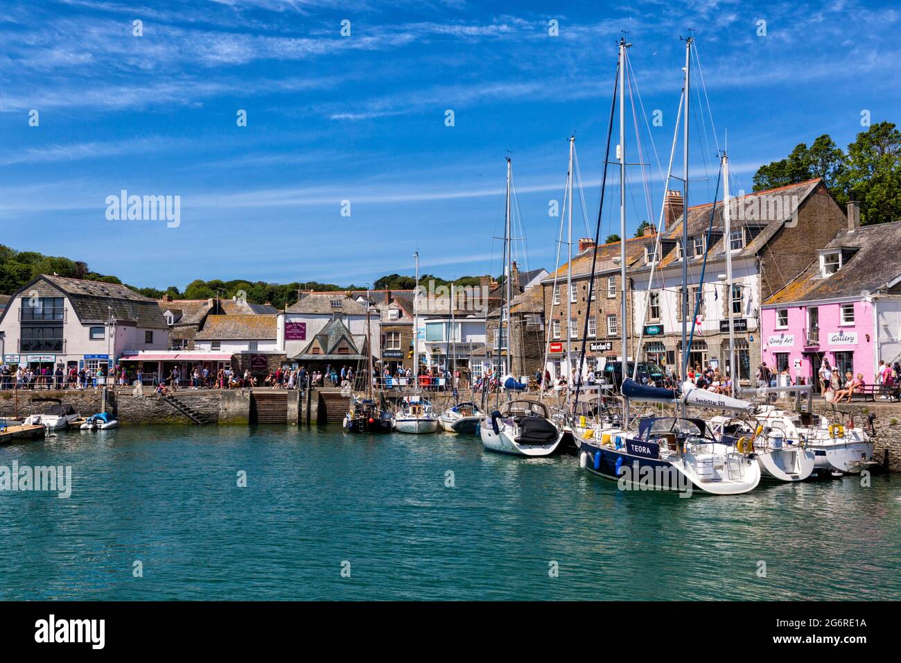 Boote und Gebäude im Hafen von Padstow an einem warmen, sonnigen Tag in Padstow, Cornwall, Großbritannien, im Juni Stockfoto