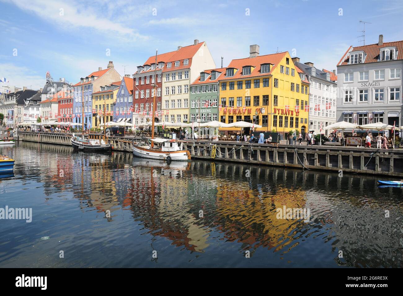 Kopenhagen, Dänemark. 08. Juli 2021, Lebensmittelreisen und Essen und Trine und Baot Crusing und Tourismus auf Nyhavn Kanal in der dänischen Hauptstadt. (Foto..Francis Stockfoto