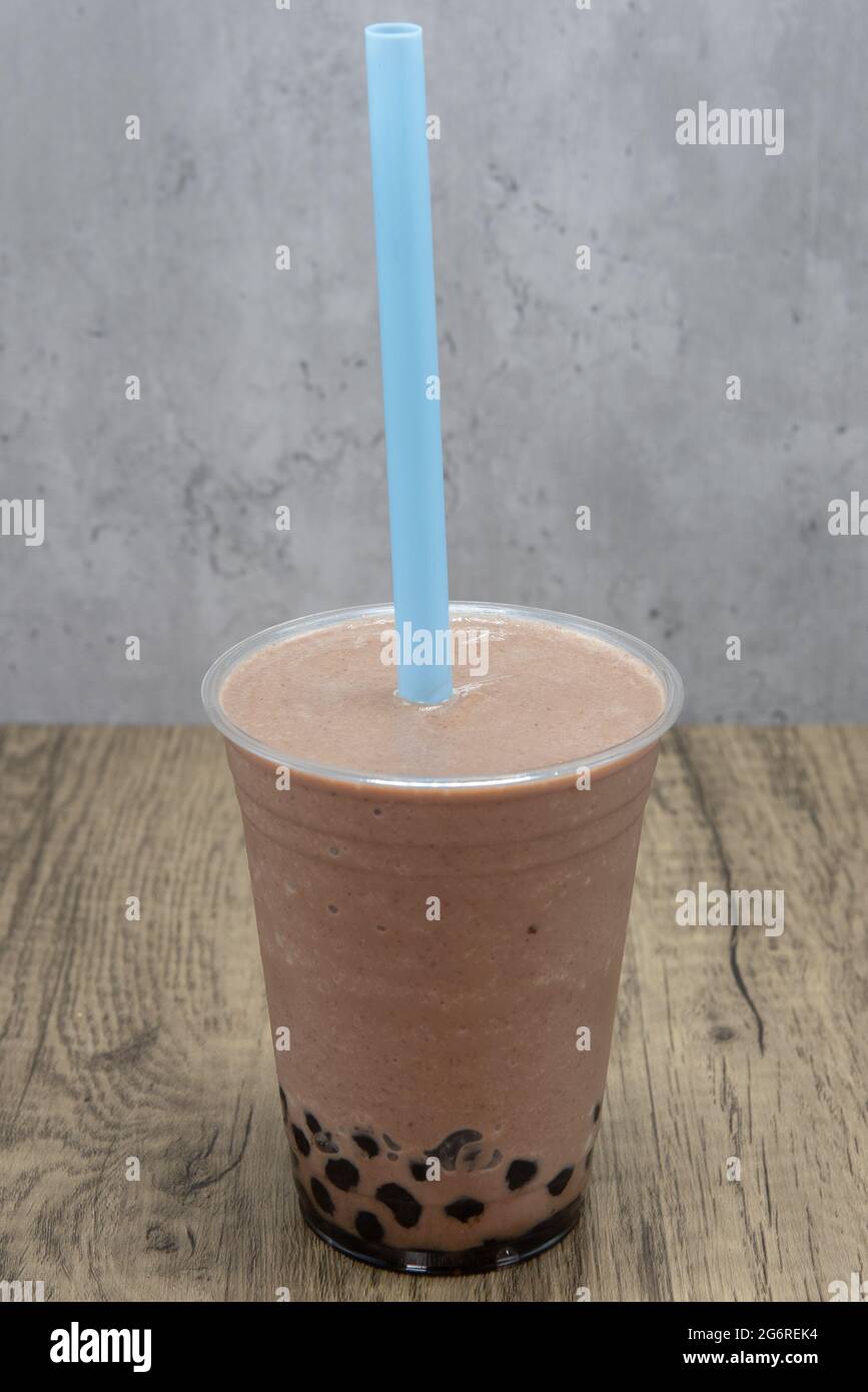 Smoothie mit Schokolade- und Bananengeschmack und süßen Tapioca-boba-Kugeln am Boden der Tasse für den Geschmack. Stockfoto