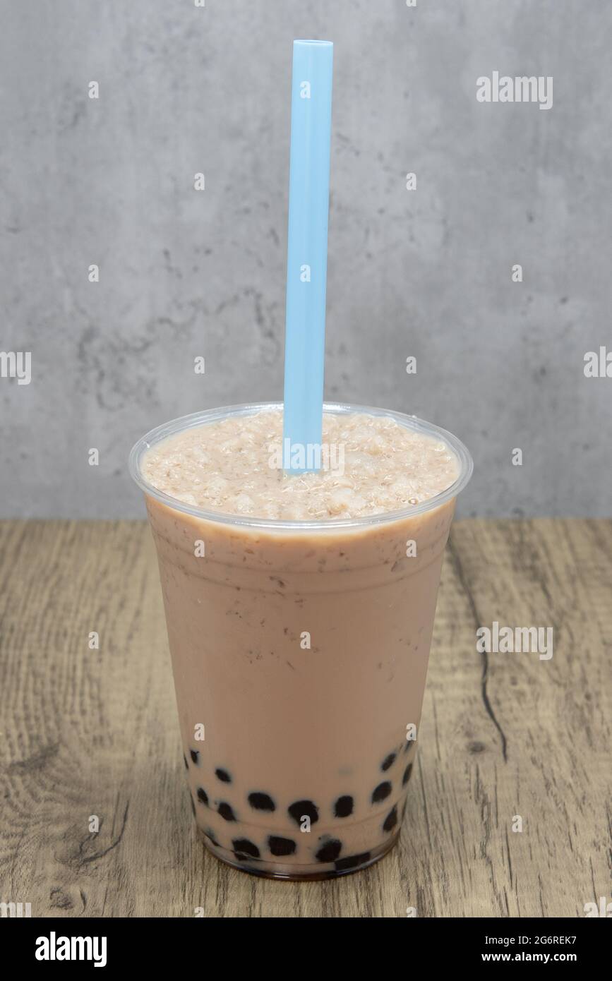 Milchtee-Smoothie mit süßen Tapioca boba-Kugeln am Boden der Tasse für den Geschmack. Stockfoto