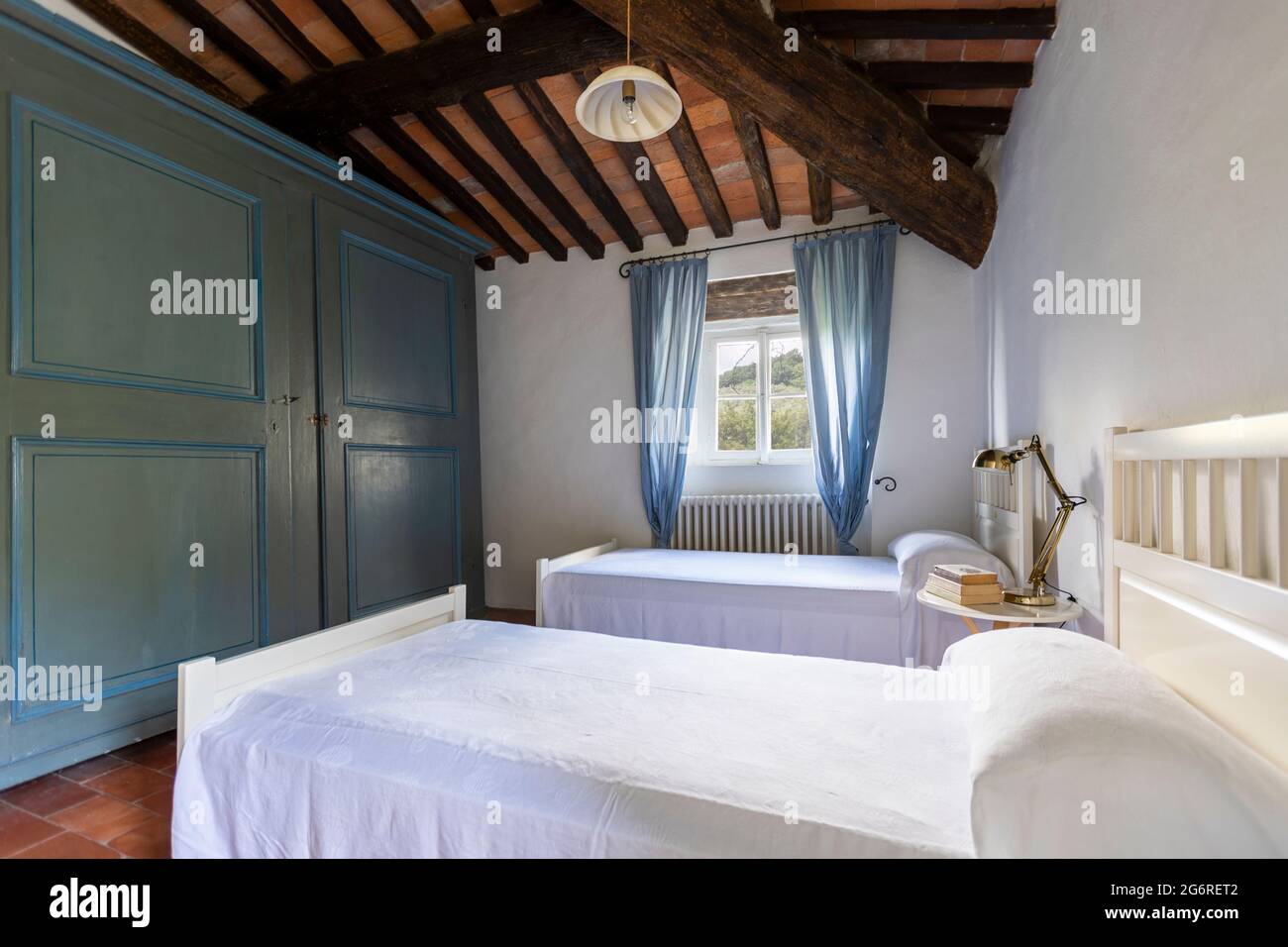 Das Innere eines alten Schlafzimmers, fast antik. Typisch italienischer Stil. Niemand drinnen Stockfoto