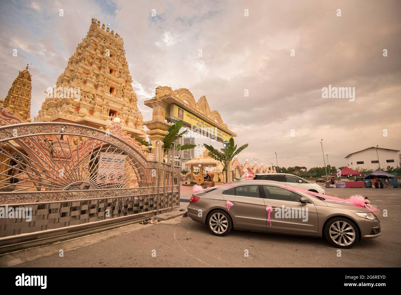 Wunderschöne Aufnahme eines geparkten Hochzeitswagens vor dem Sikh-Tempel Stockfoto