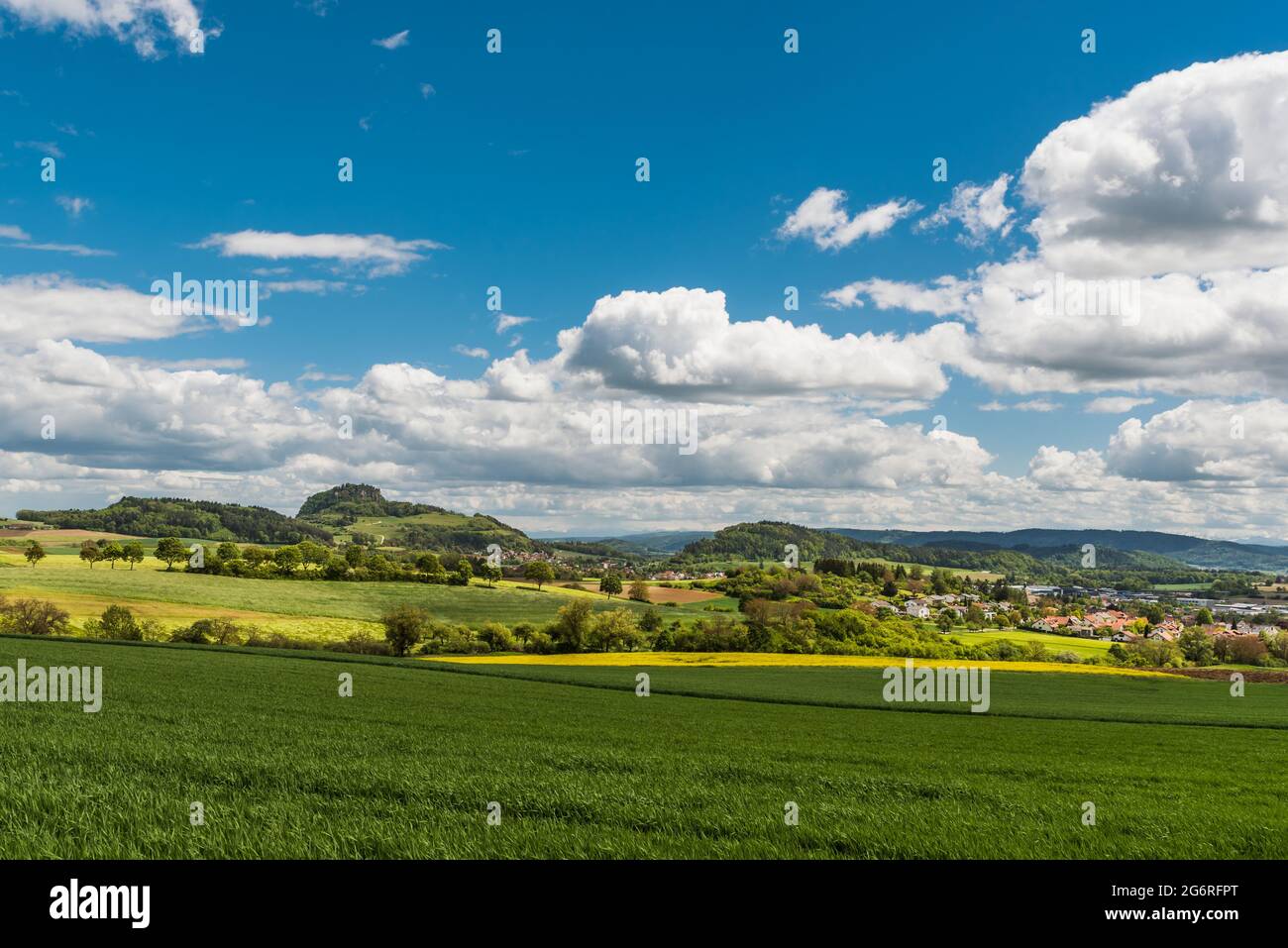Hegauer Landschaft mit dem Hohentwiel und dem Dorf Hilzingen, Landkreis Konstanz, Baden-Württemberg, Deutschland Stockfoto
